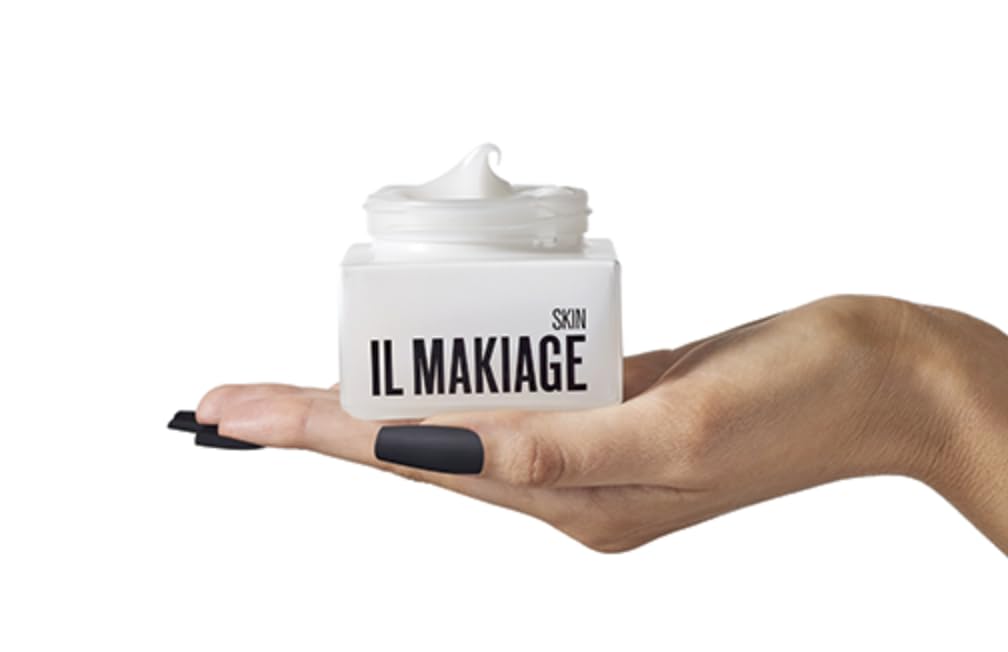 Il Makiage Power Recharge Cream, textura gel, ofrece sensación ligera y rápida absorción.