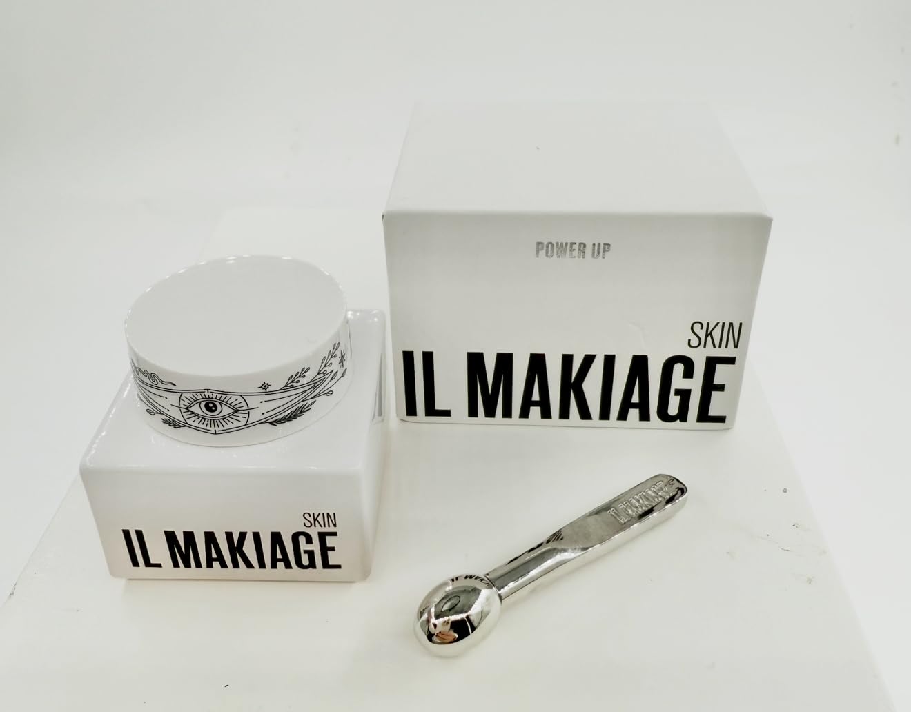 Il Makiage Power Up Eye Cream, aplicador de lujo para desinflamar y despertar la mirada.
