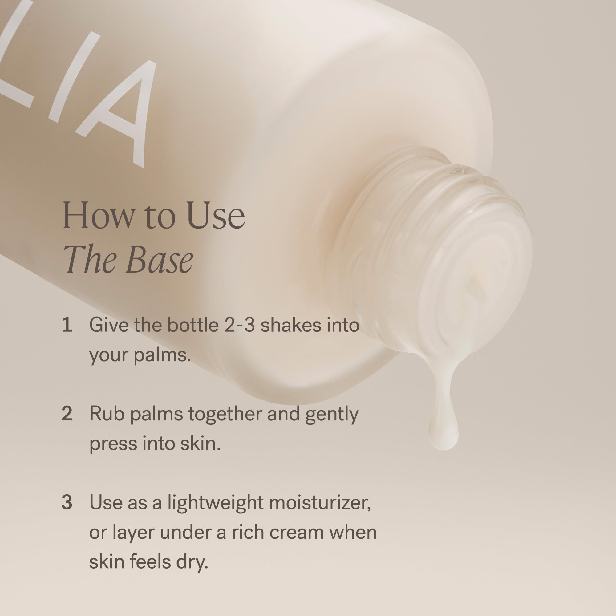 ILIA Base Face Milk Essence contiene ácido hialurónico de varios tamaños para hidratación duradera.