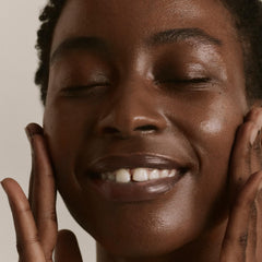 ILIA Base Face Milk Essence refuerza la barrera cutánea con hidratación suave.