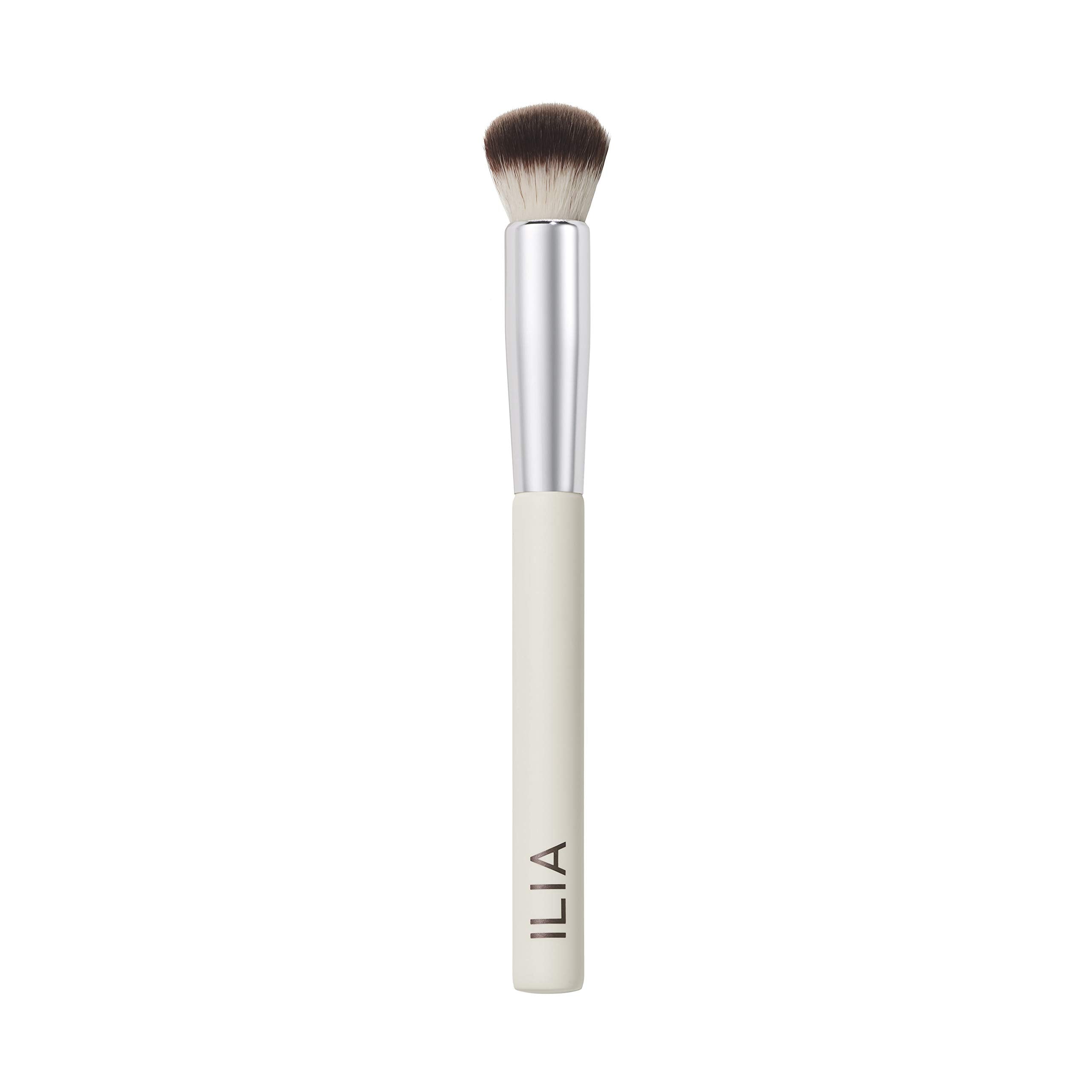 Brocha ILIA Complexion facilita aplicación suave de productos líquidos.