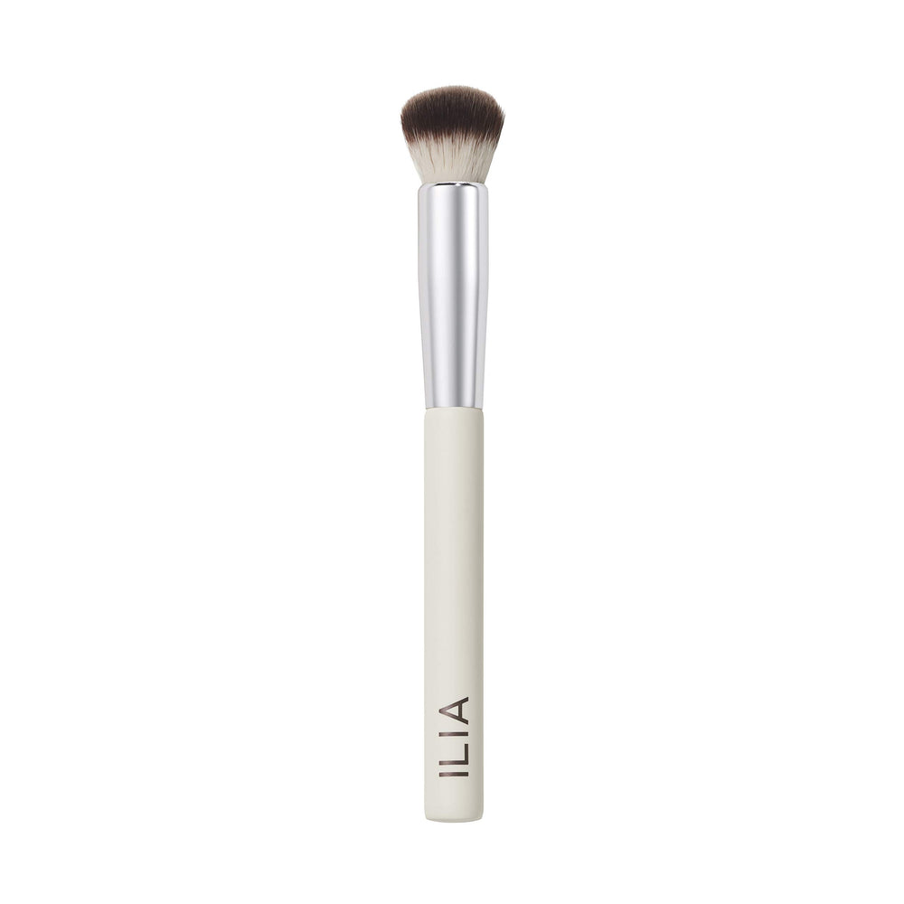 Brocha ILIA Complexion facilita aplicación suave de productos líquidos.