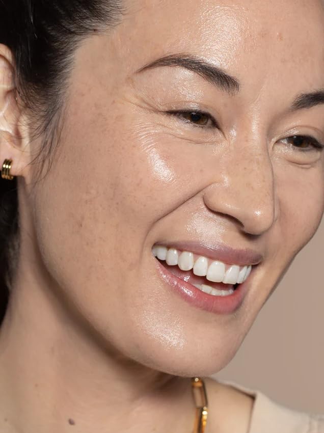 ILIA Ácido hialurónico mantiene hidratación y plenitud.