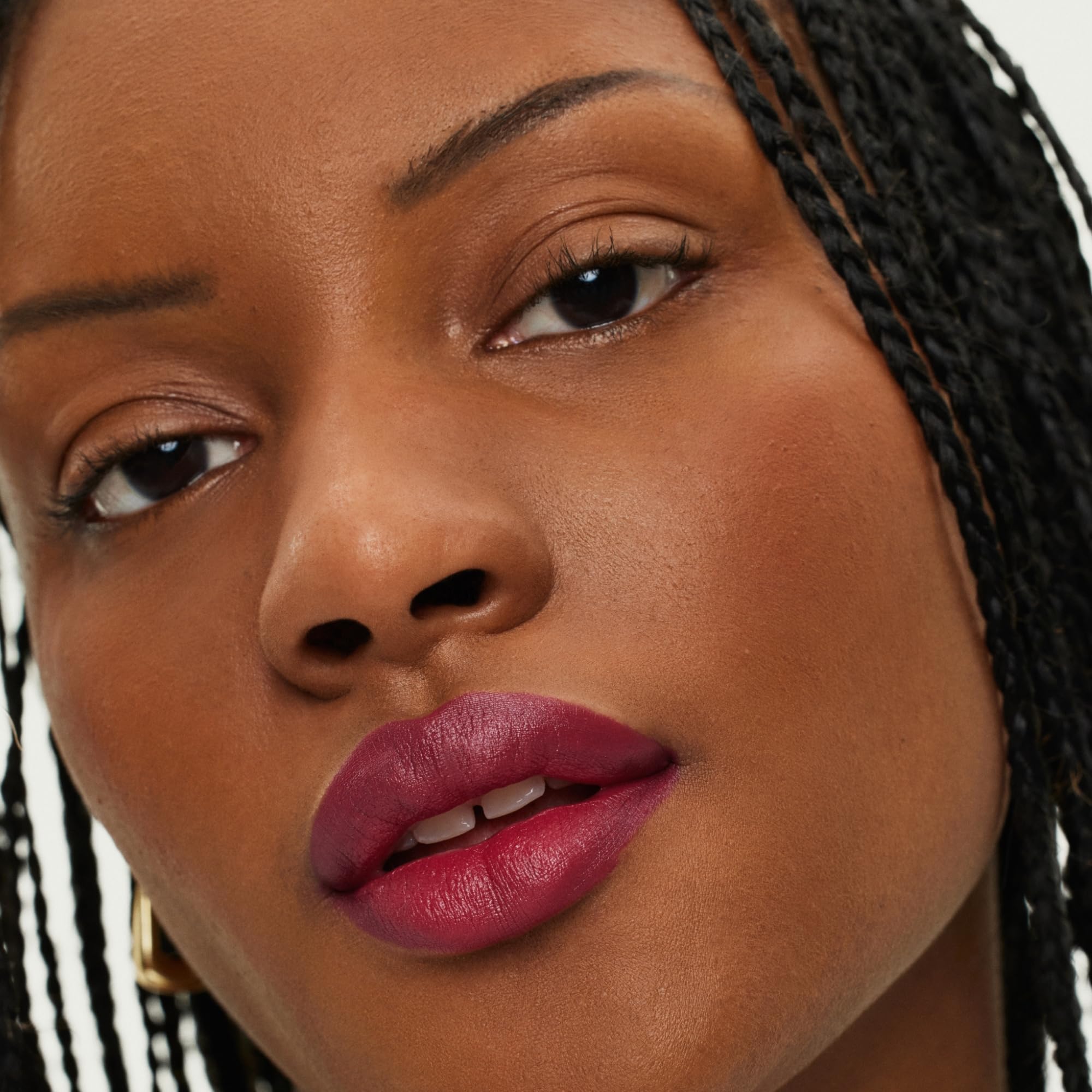 ILIA Lip Sketch offre une tenue longue durée jusqu'à 12 heures, sans bavure.