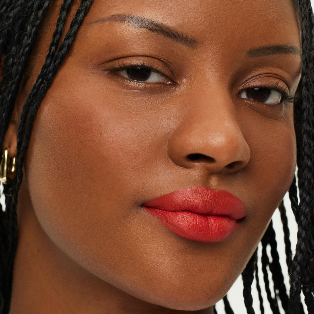 ILIA Lip Sketch Hydrating Crayon Piazza nutre labios con aceite de rosa mosqueta.