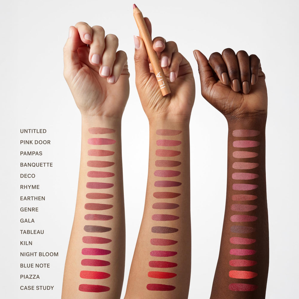 ILIA Lip Sketch Hydrating Crayon Rhyme aplicada suavemente en labios para color duradero.