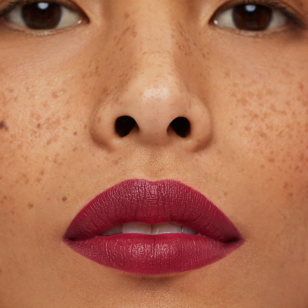 ILIA Lip Sketch contient des actifs hydratants renforçant la barrière des lèvres.