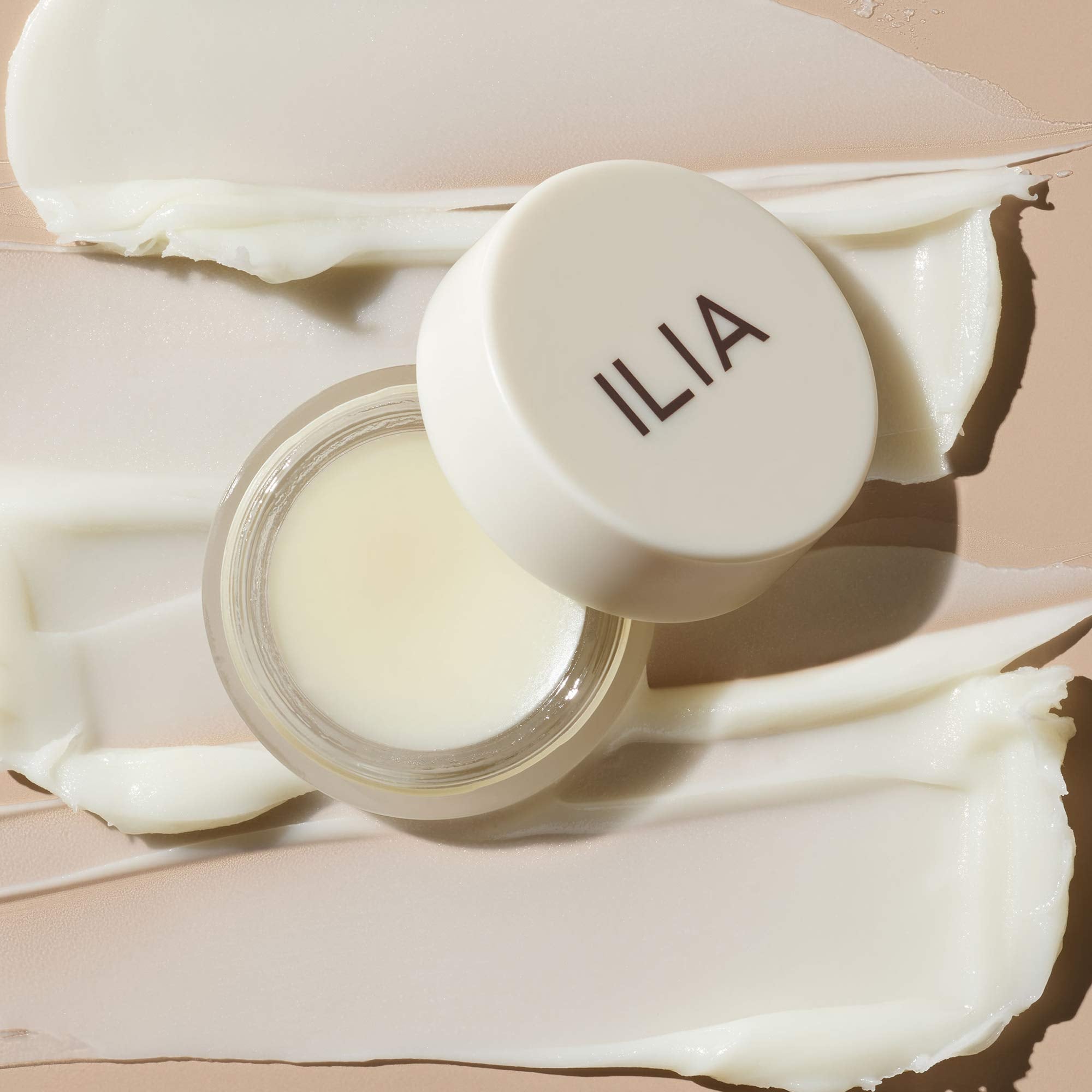 ILIA mascarilla nocturna para labios, aplicación nocturna suave para un cuidado preciso.