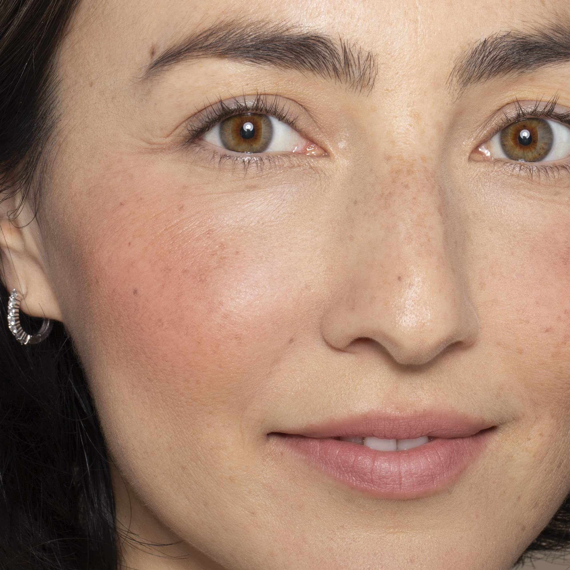 Acabado fresco en rostro con ILIA Multi-Stick para look diario ligero.