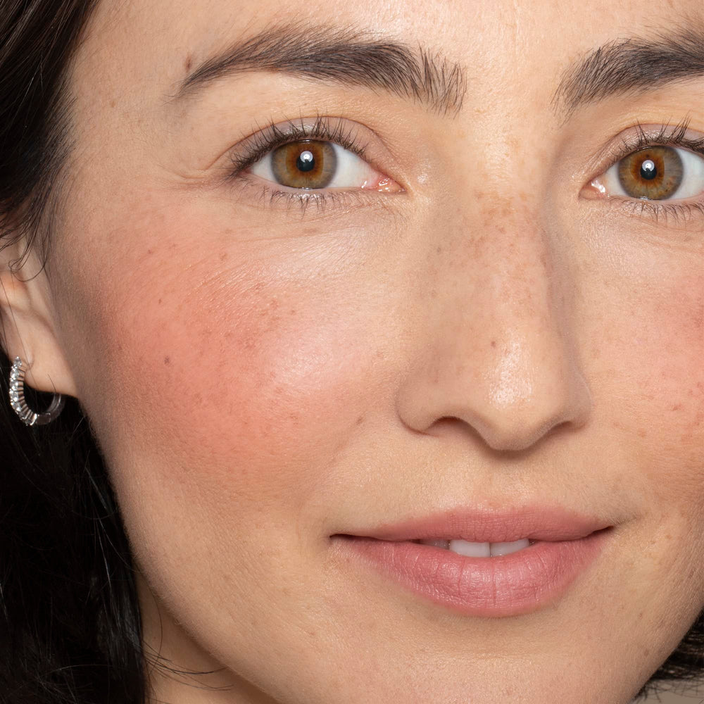 Acabado fresco en rostro con ILIA Multi-Stick para look diario ligero.