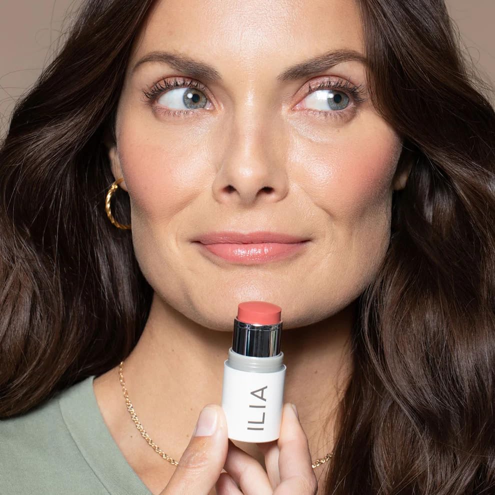 Envase sostenible y libre de crueldad de ILIA Multi-Stick para color responsable.
