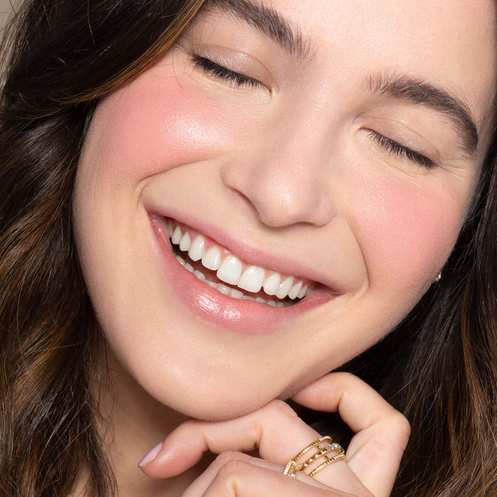 Tono All Of Me de ILIA Multi-Stick para labios y mejillas.