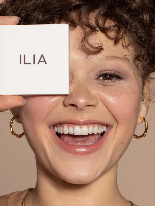 ILIA Paleta Necesarias: burdeos profundo mate para énfasis nocturno