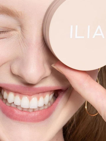 ILIA Polvo Suave: envase compacto para maquillaje en movimiento
