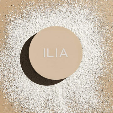 ILIA Polvo Suave: primer plano de textura mate para control del brillo