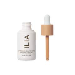 ILIA Super Serum Skin Tint SPF 40, aplicación suave para un tono uniforme.