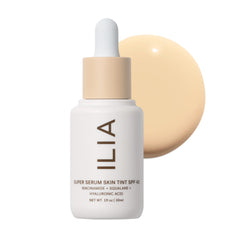 ILIA Super Serum Skin Tint SPF 40 en envase de vidrio, hidratante y ligero.