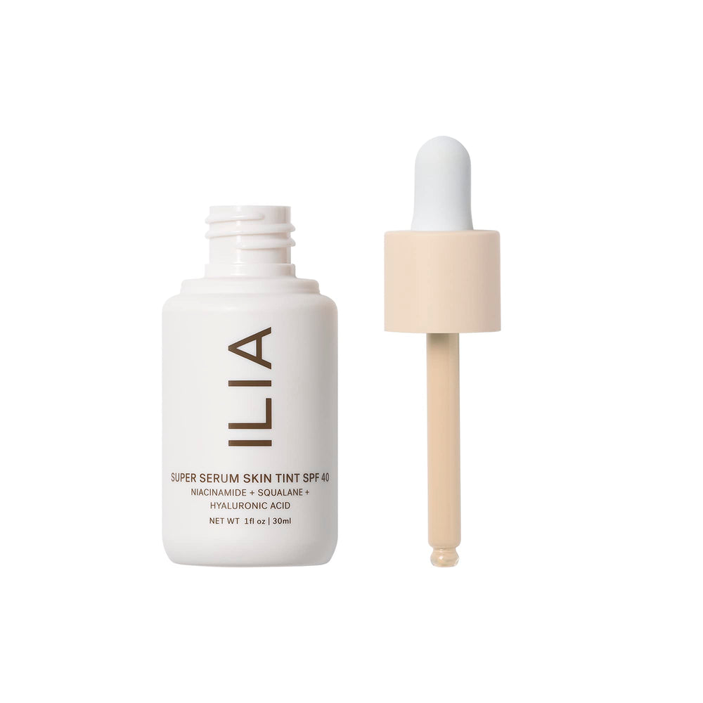 ILIA Super Serum Skin Tint SPF 40, textura ligera para acabado natural.