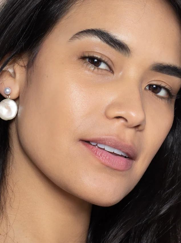 ILIA, efecto-refinado suaviza tono y textura para un acabado pulido.