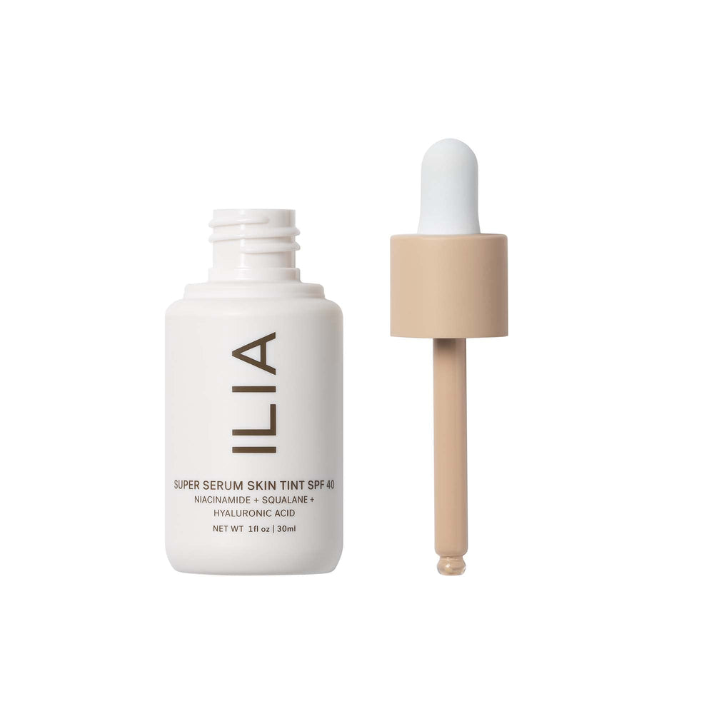 ILIA Super Serum Skin Tint aplicándose suavemente para tono uniforme.