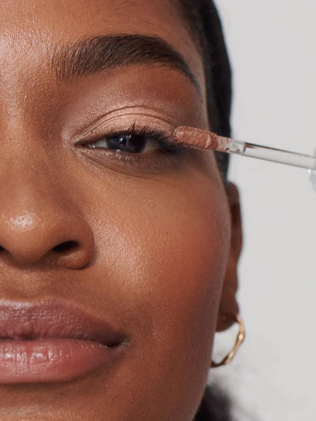 ILIA tinte líquido cromático para ojos, efecto metálico suave para look nocturno.