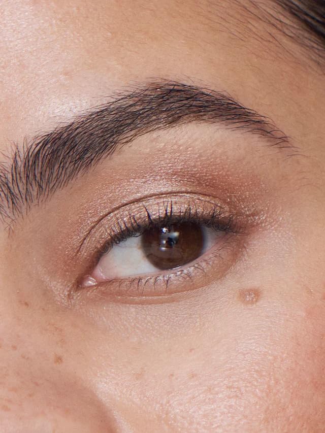 ILIA tinte líquido cromático para ojos, muestra metálica que revela pigmento plateado.