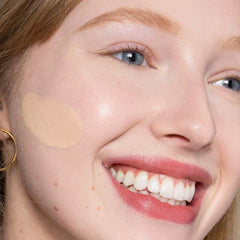 Aplicación con dedo de ILIA True Skin Serum Foundation para un acabado natural