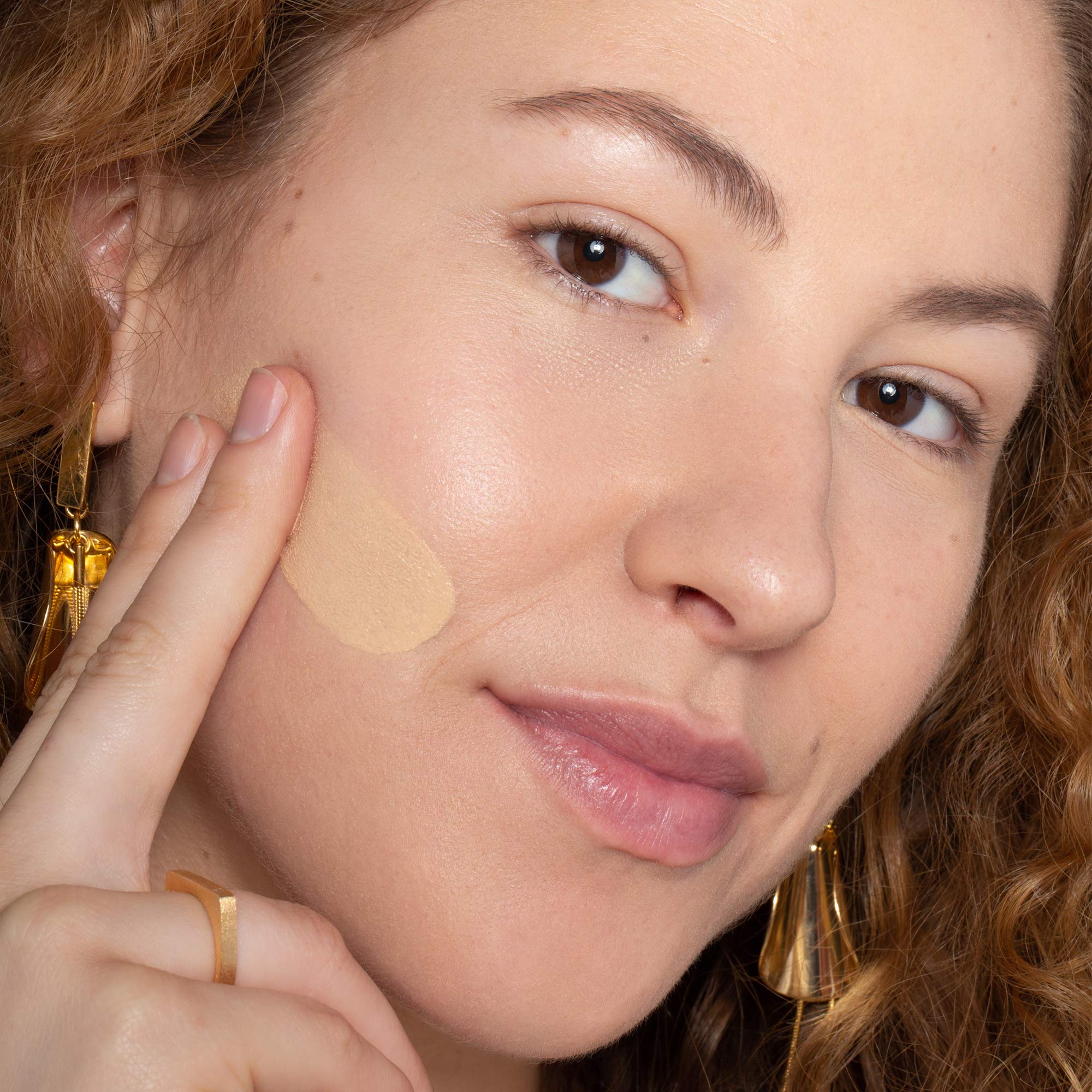 Textura sedosa de ILIA True Skin Serum Foundation al aplicar.