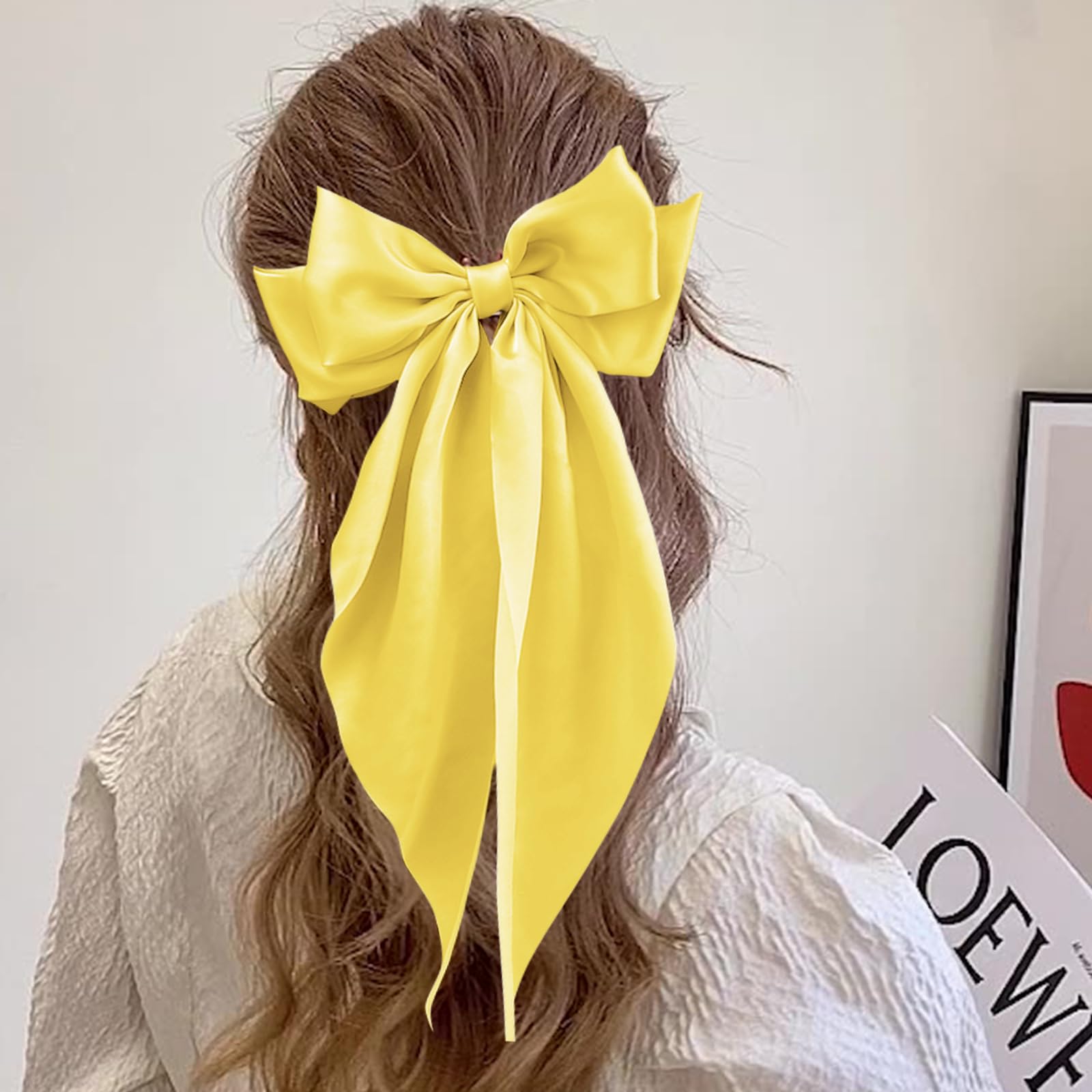 Illpta accesorio lazo satinado amarillo, útil para fijar peinados con comodidad.