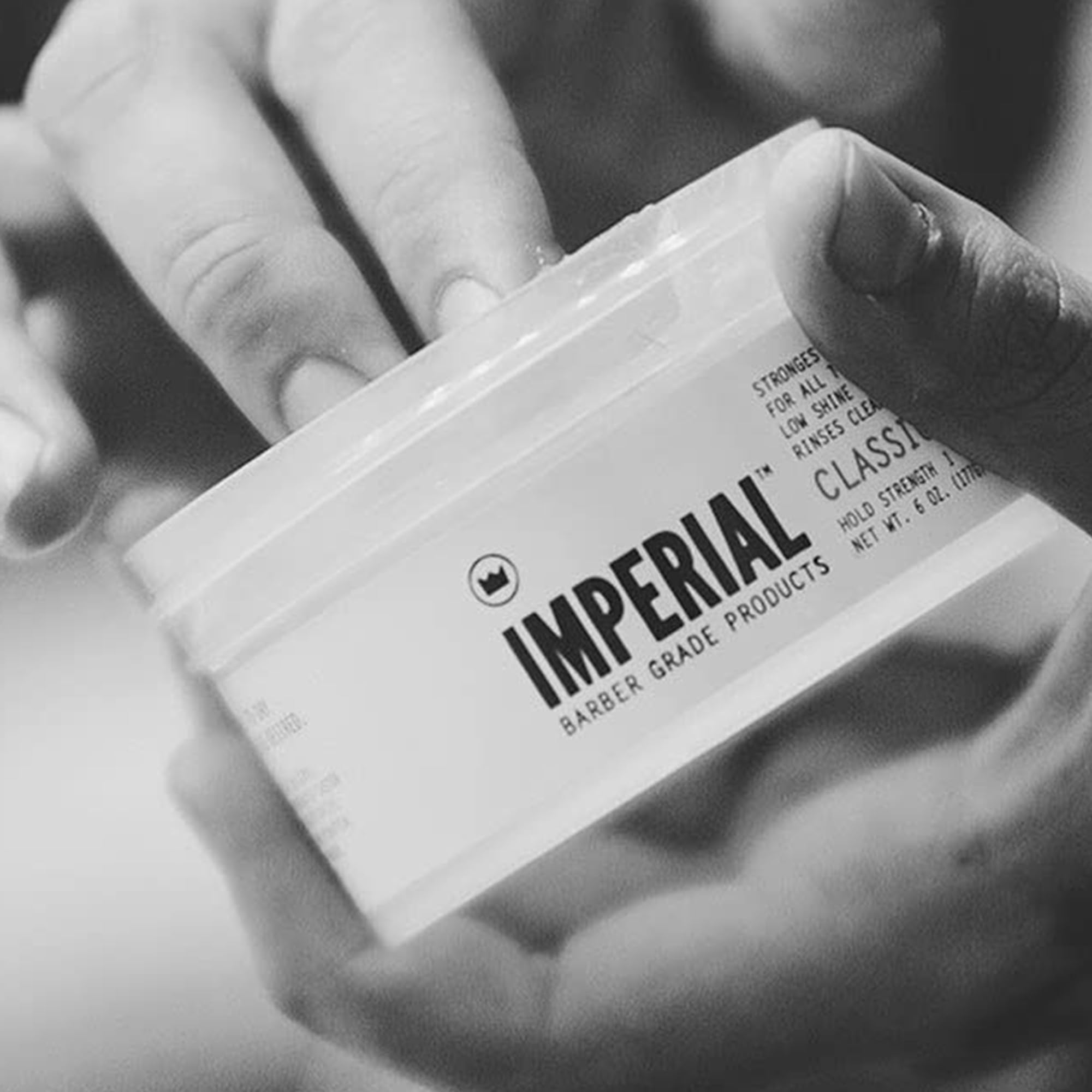 Pomada Imperial Barber Classic facilita el lavado gracias a su base acuosa