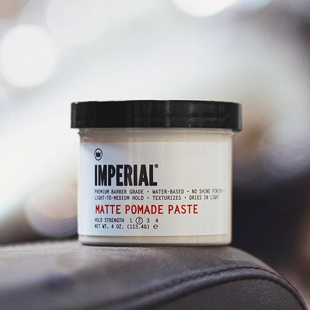 Textura natural de Imperial Barber Pomada Mate para volumen y definición suave.