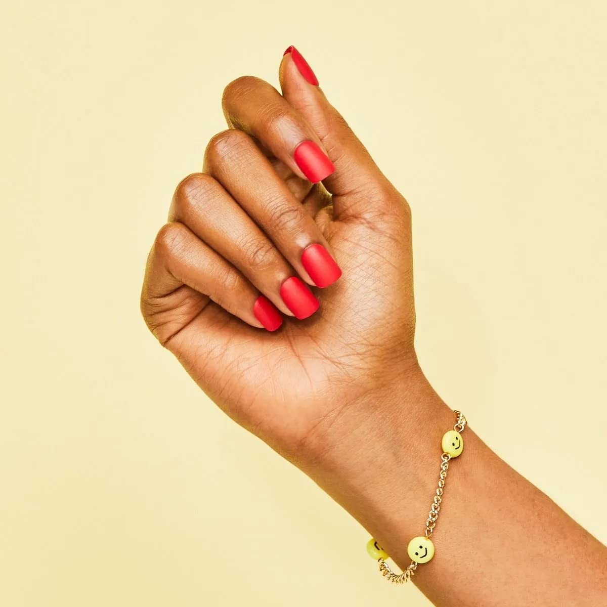 acabado mate imPRESS uñas rojas para un look elegante sin esmalte.