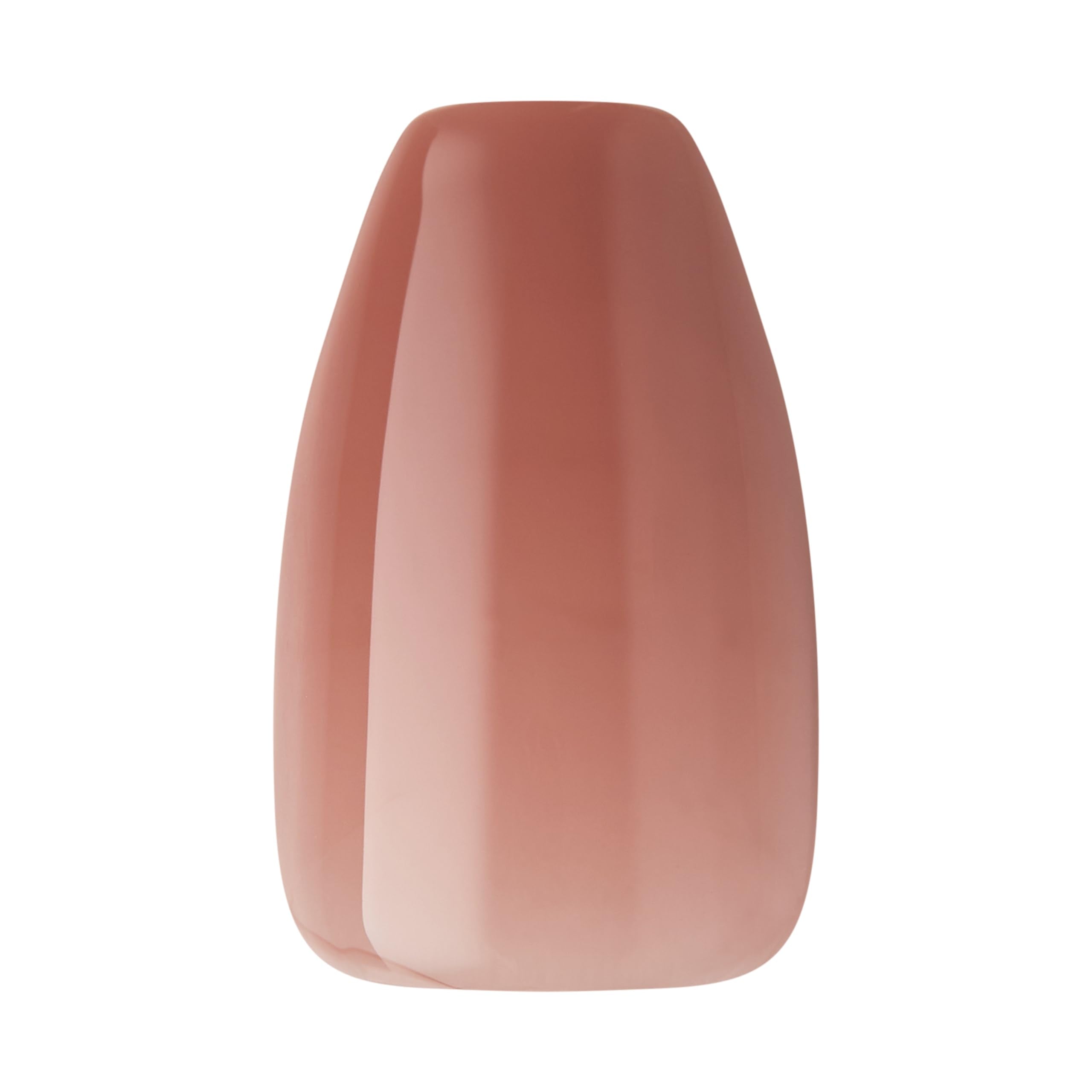 Vista cercana de uñas en formato ataúd moderno