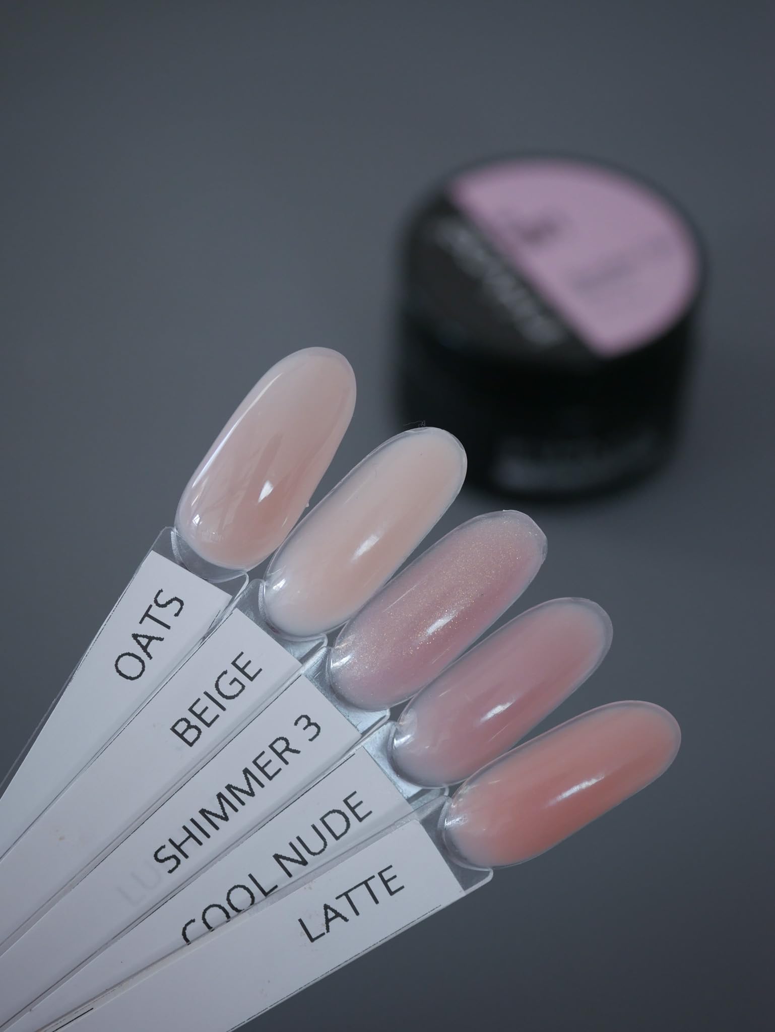 Gel IN.HYPE en action sur ongle, idéal pour sculpture et renforcement.