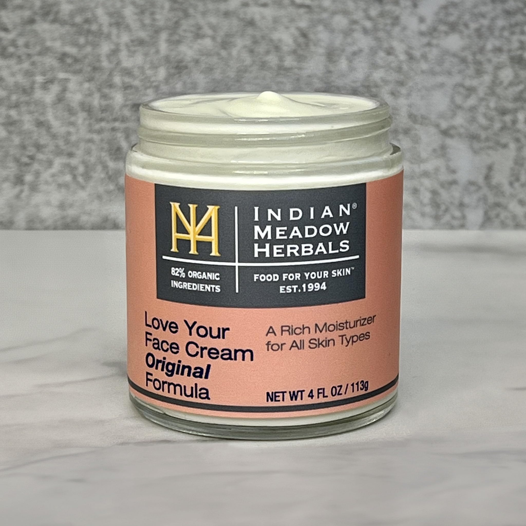 Bote de 4 onzas de Love Your Face Cream listo para uso diario.