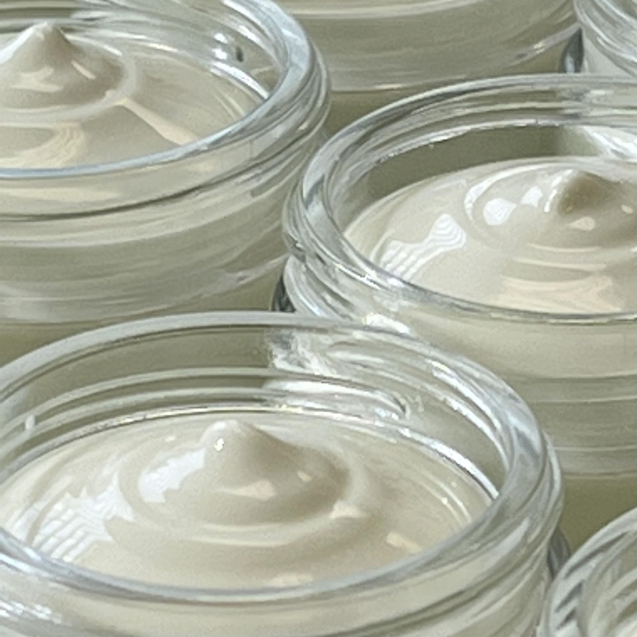 Ingredientes orgánicos al 82% para hidratación suave de la piel.