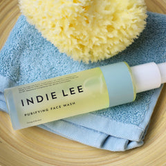 Indie Lee extractos ciruela de Java, naranja y lavanda calman la piel.