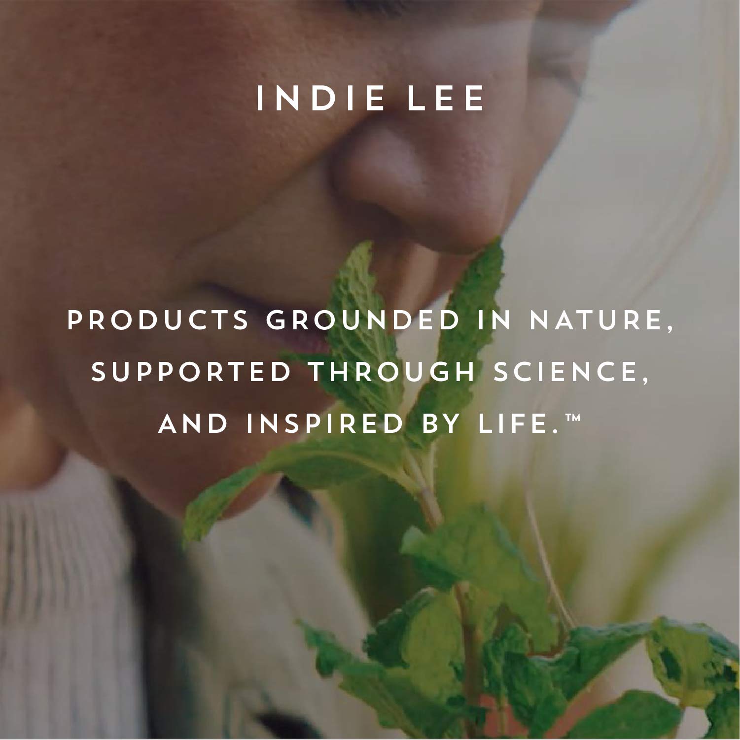Indie Lee fórmula sin más de 1.300 ingredientes prohibidos.