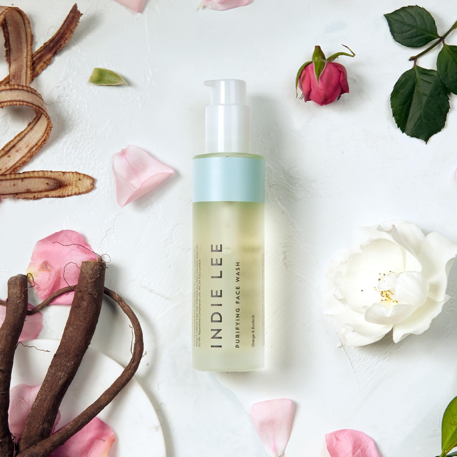 Indie Lee limpiador facial purificador, espuma densa para limpieza diaria.