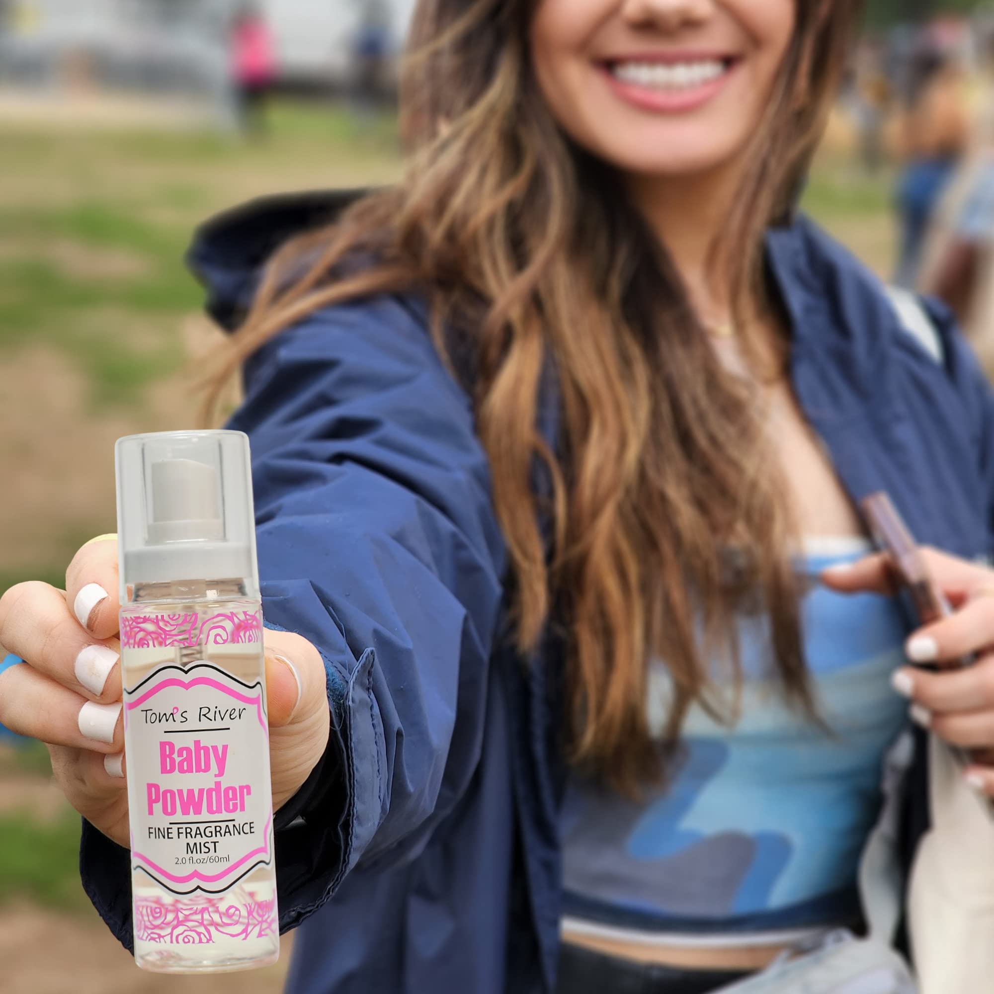 Infinix Baby Powder Bruma, envase transparente que revela su fragancia sutil.