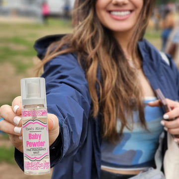 Infinix Baby Powder Bruma, envase transparente que revela su fragancia sutil.