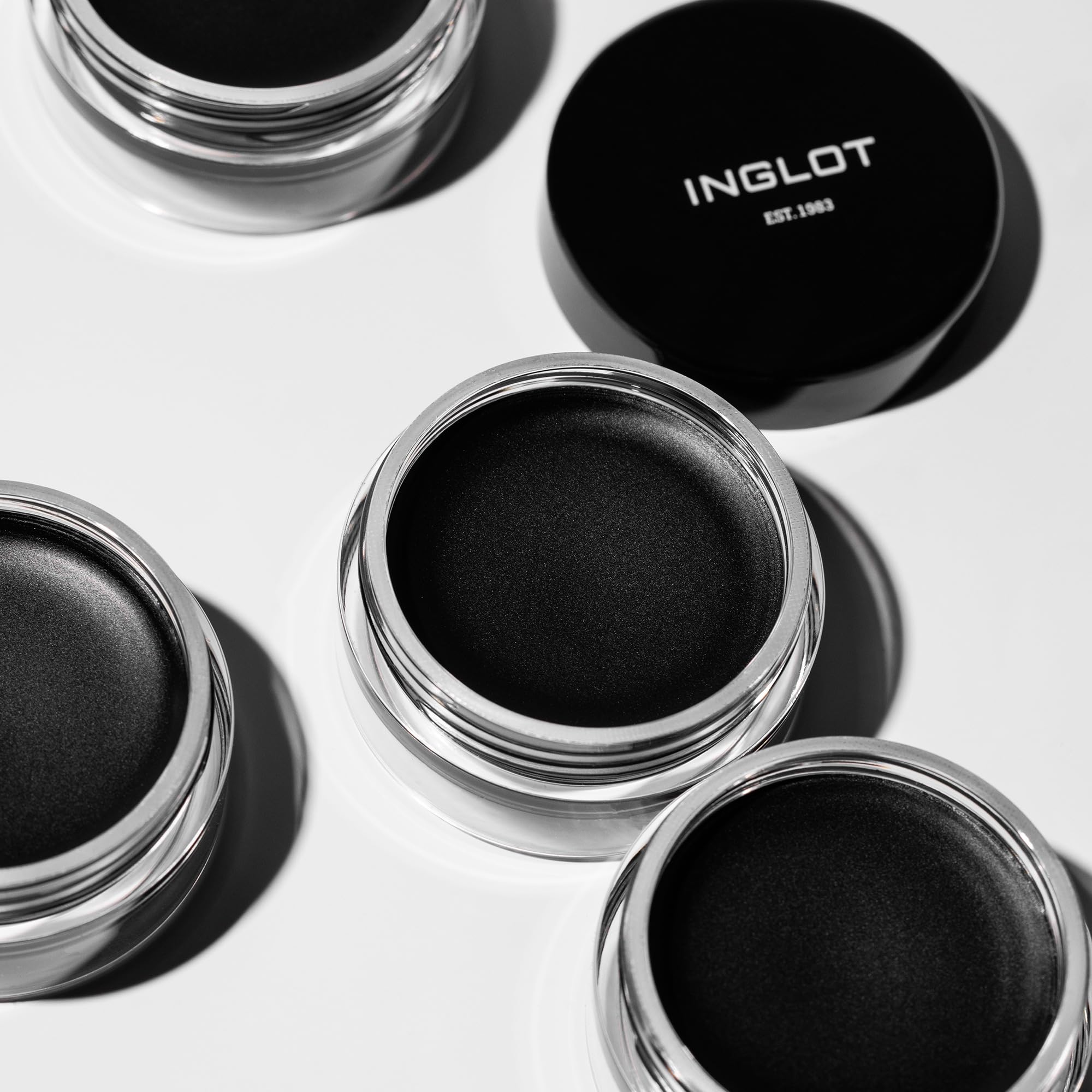 Delineador gel Inglot AMC, cobertura total para delineados definidos.