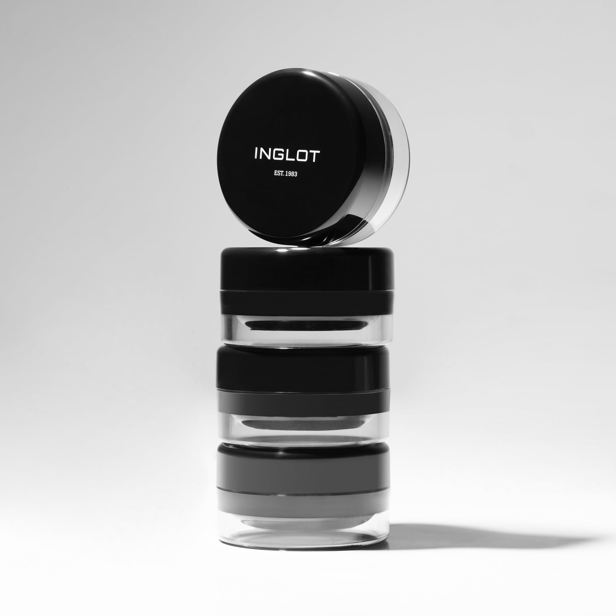 Delineador gel Inglot AMC, pigmentación alta para color intenso.