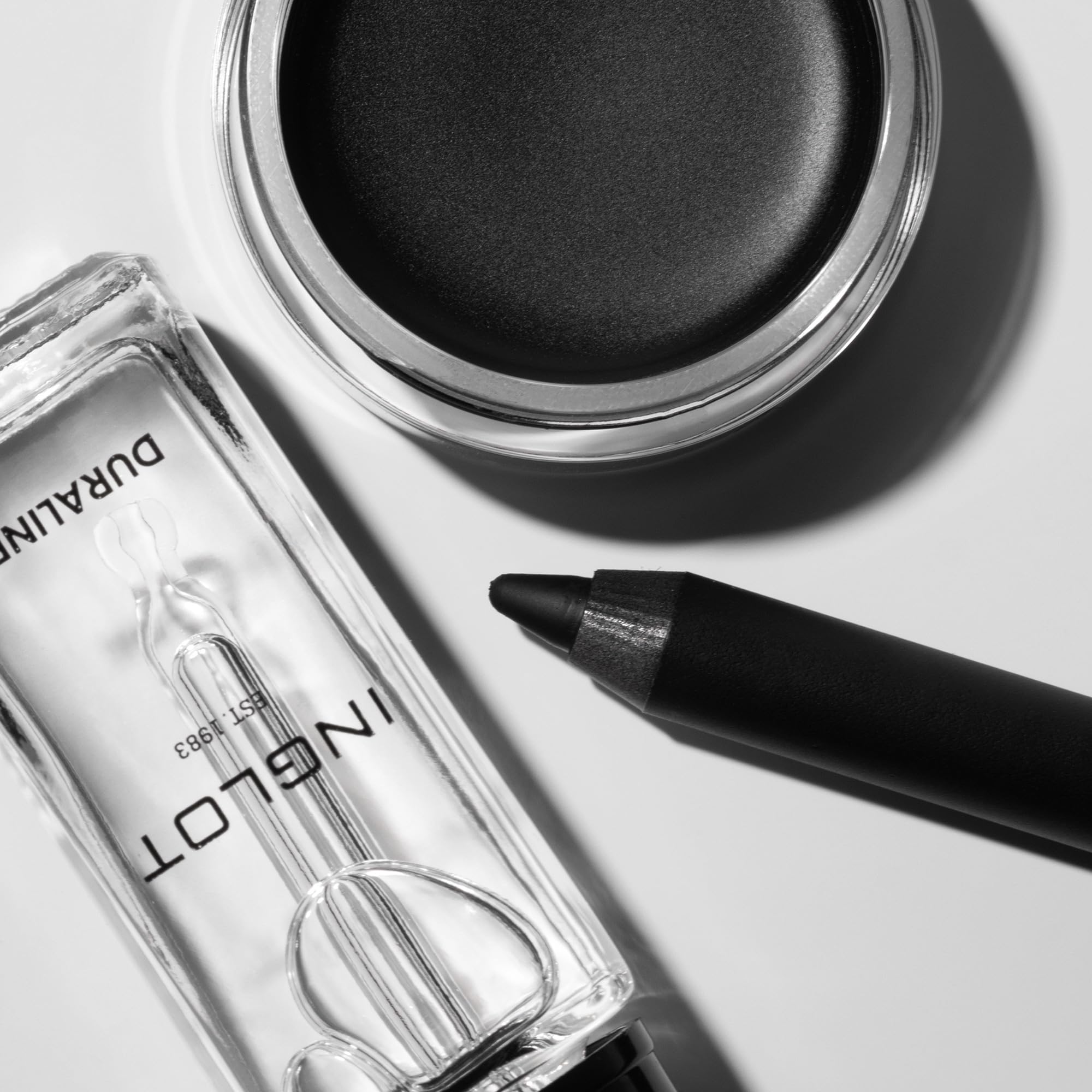 Delineador gel Inglot AMC, uso diario fácil de aplicar.