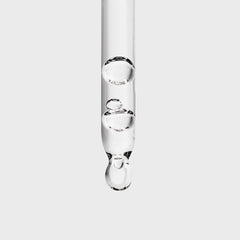 Inglot Duraline, una gota transforma sombras en delineado resistente al agua.