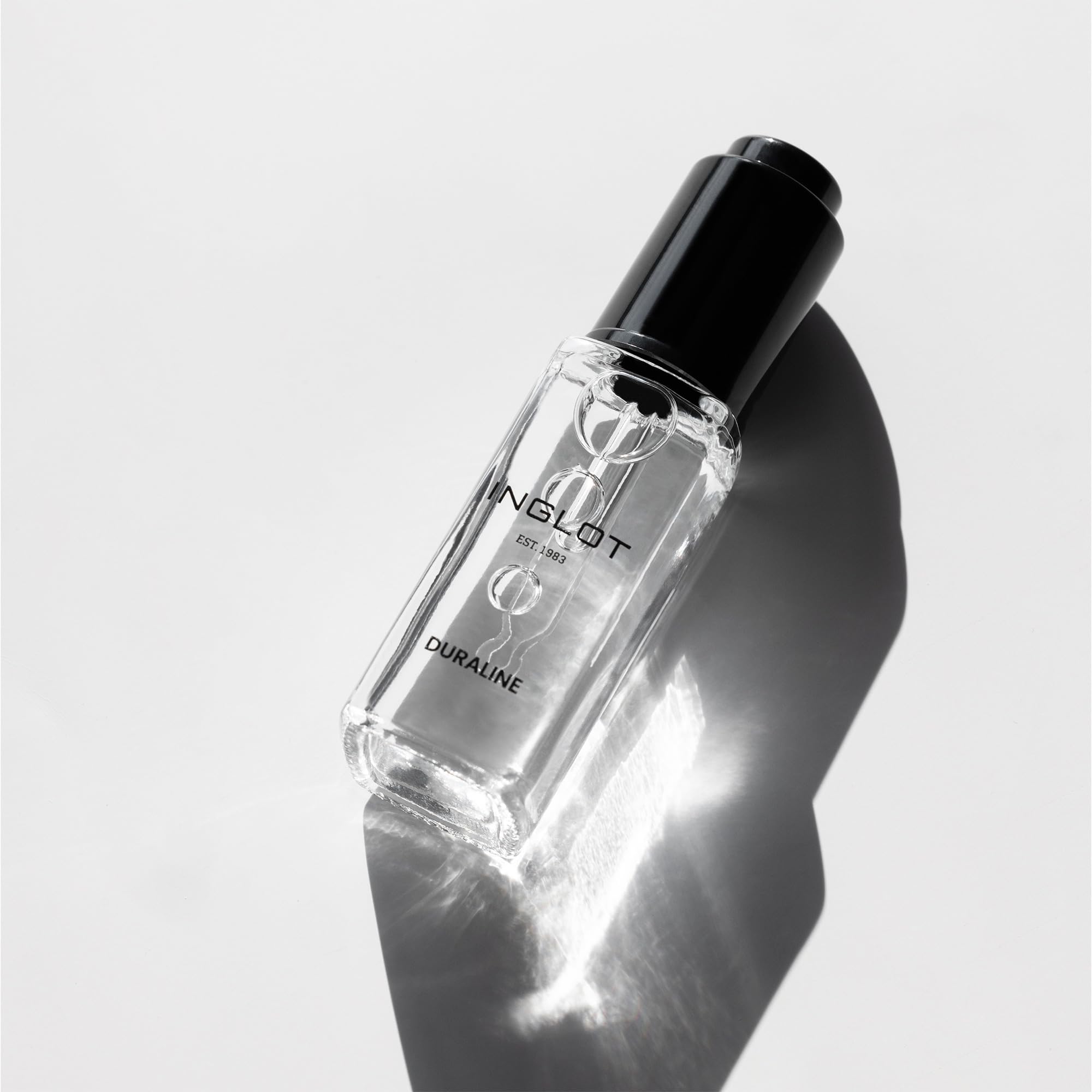 Inglot Duraline con sombras sueltas ofrece color intenso y duradero.