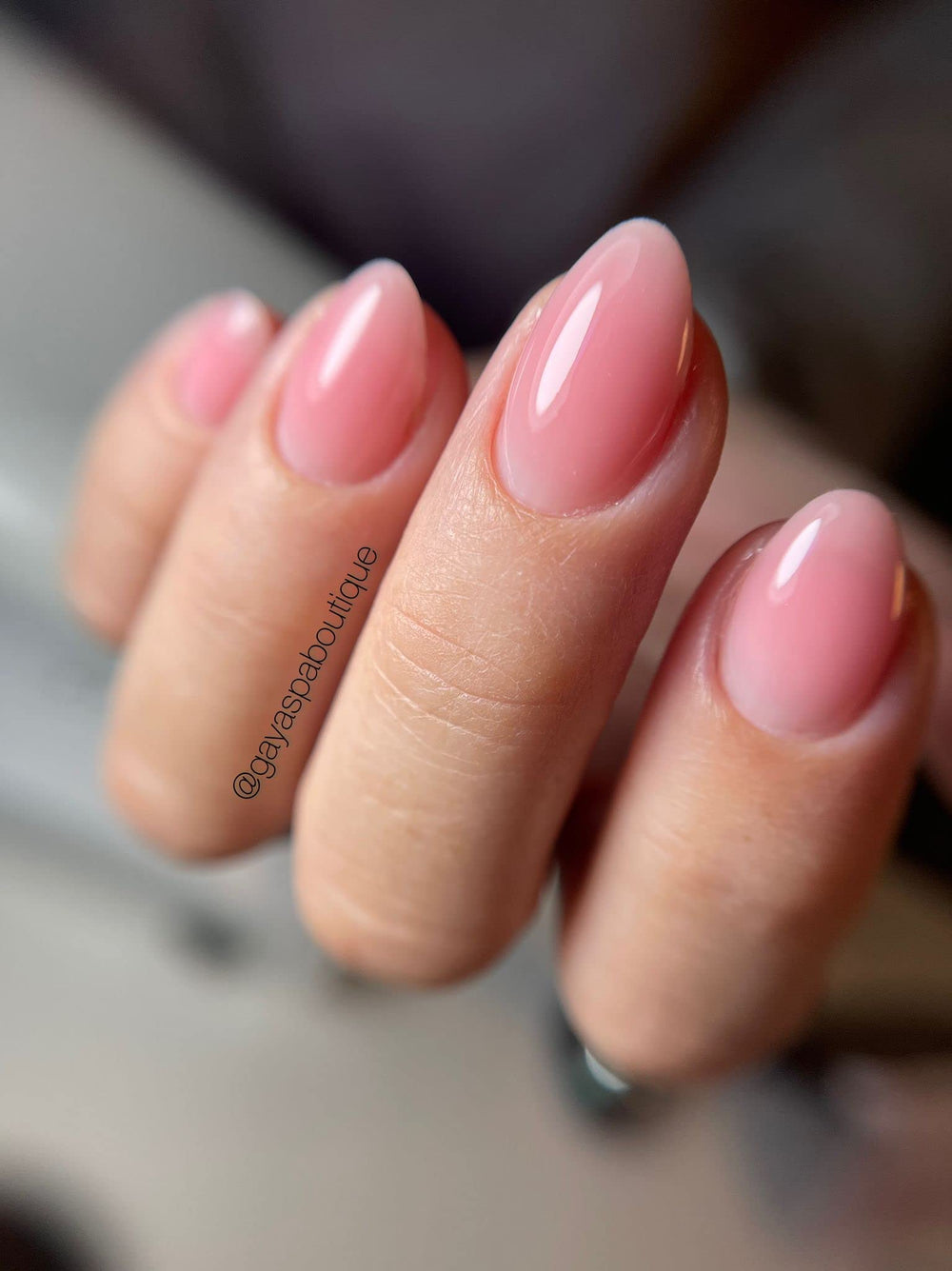 IN.HYPE Gel escultor rosa natural, curado en 60 segundos para manicura rápida.