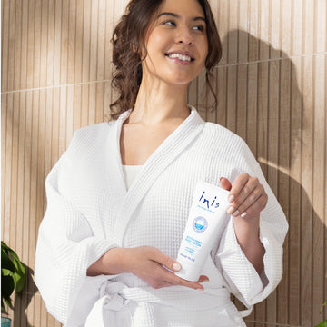 Inis Energía del Mar loción, etiqueta elegante y sensación vigorizante.