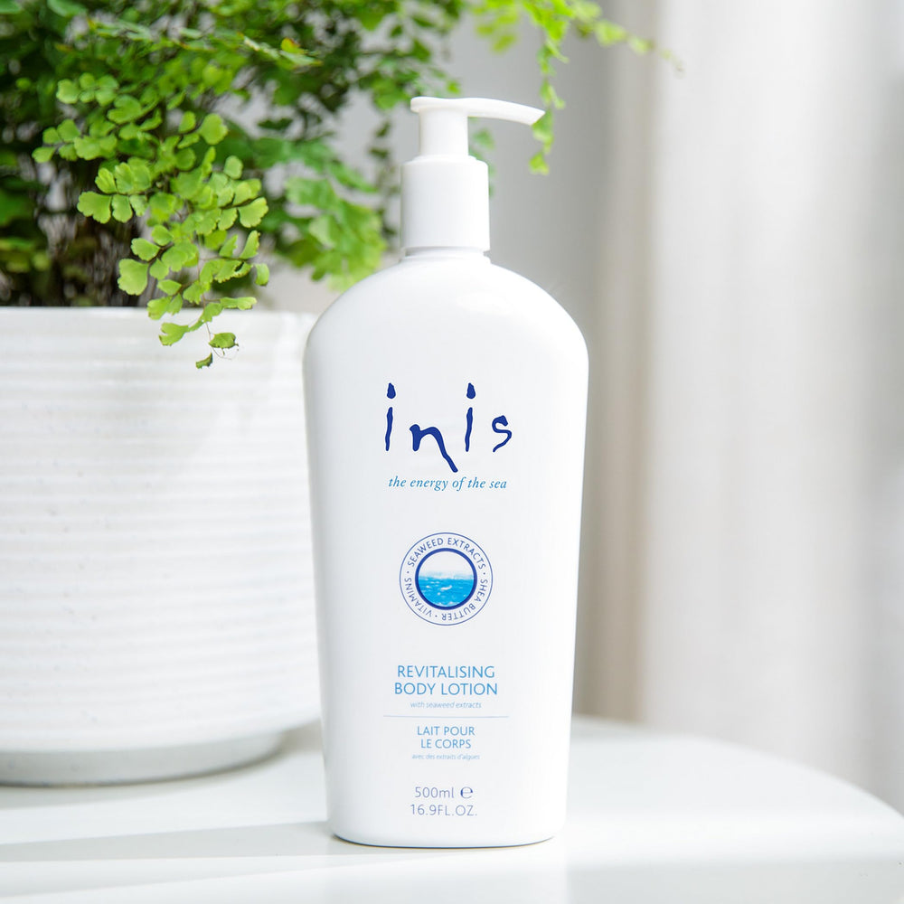 Texture crème douce d’Inis prête à hydrater rapidement la peau.
