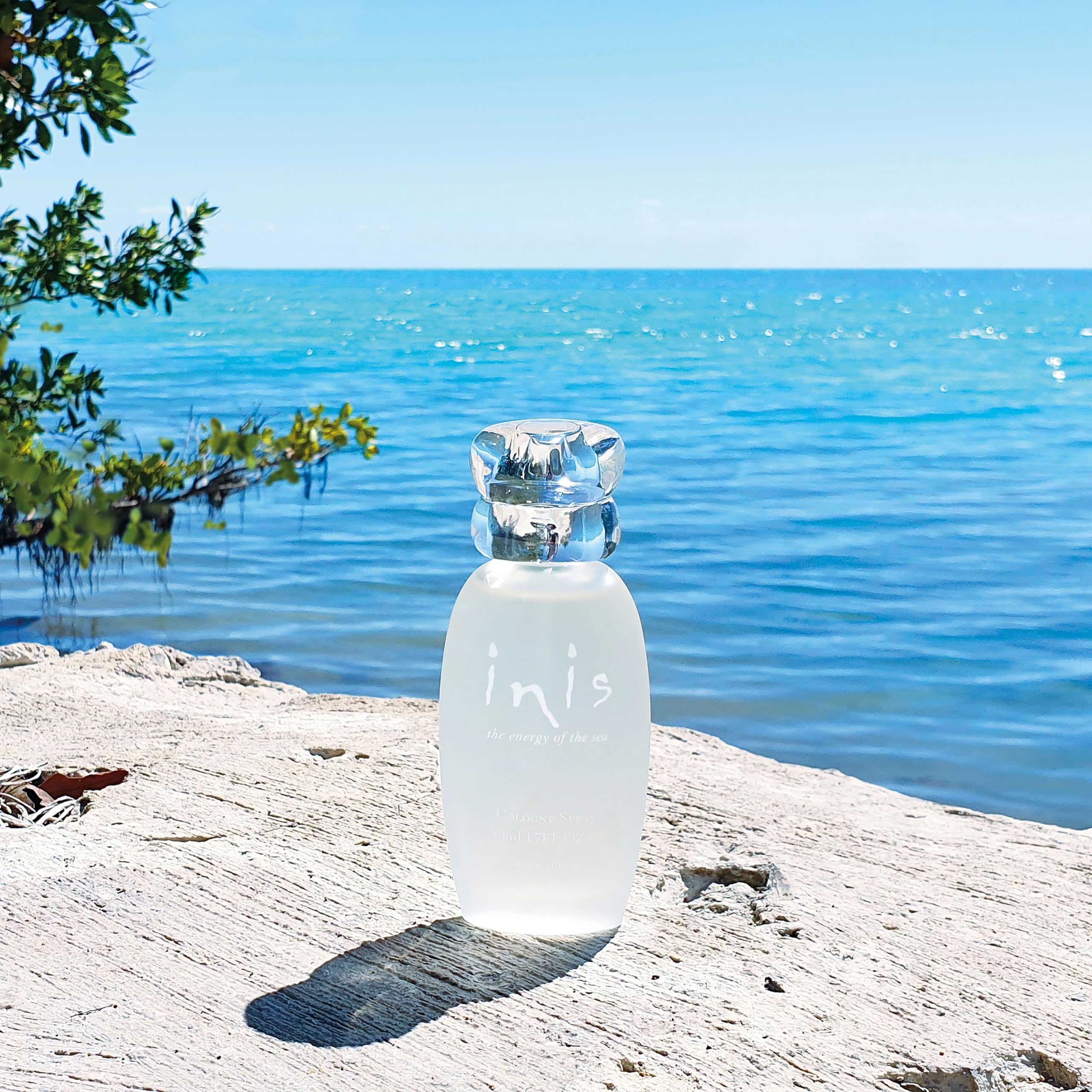 Inis la Energia del Mar: empaque elegante protege la fragancia y funciona como regalo.
